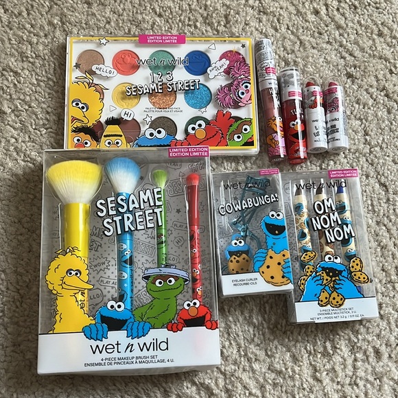 NWT Sesame Street + Wet N' Wild Limited Edition Makeup and Makeup Bag Lot - Picture 1 of 6